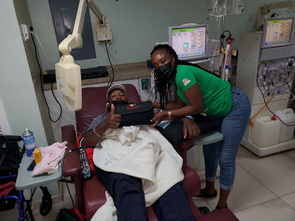 Dialysis patients receive blanket donations from Kidney Association