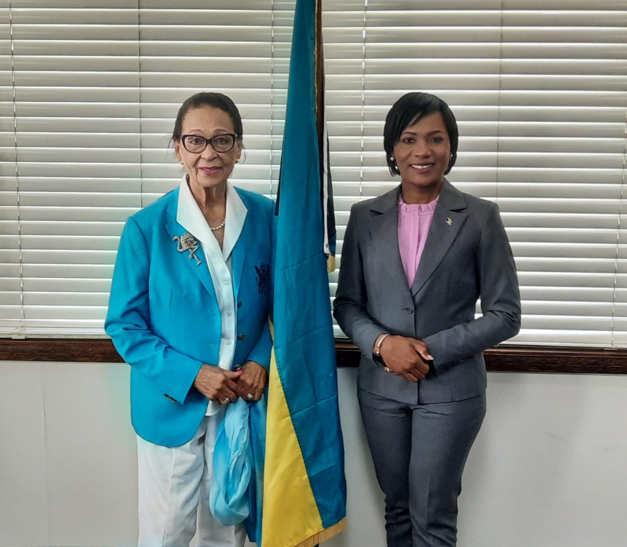 Dame Marguerite Receives Painting of Sir Lynden - ZNS BAHAMAS