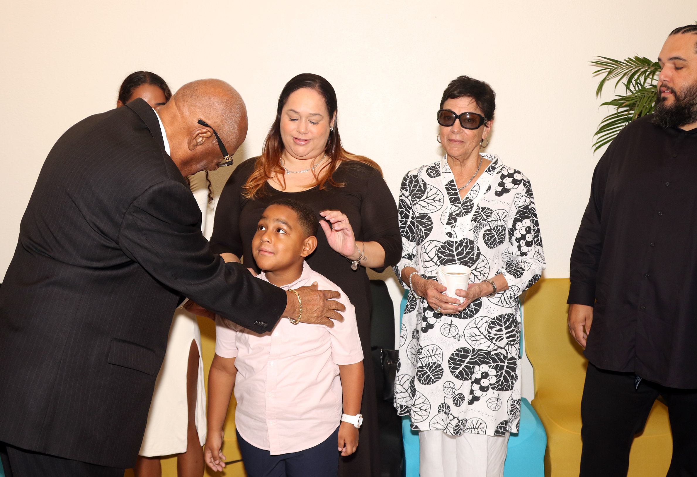 The Governor General signs the Book of Condolence for the late Rt. Hon ...