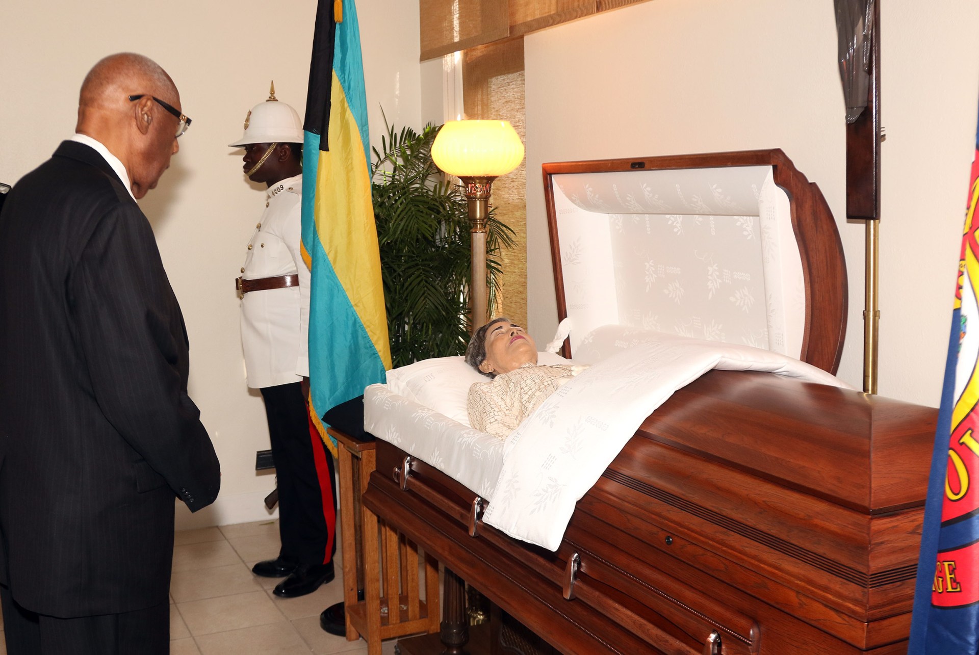 The Governor General signs the Book of Condolence for the late Rt. Hon ...