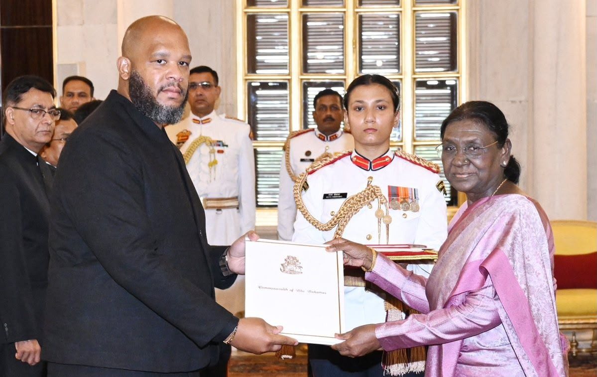 High Commissioner of The Bahamas Presents Credentials to the President of the Republic of India